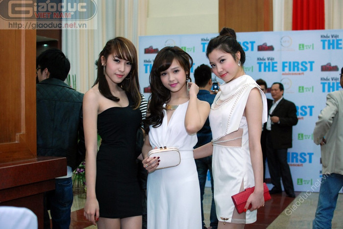 Huyền Baby có nét duyên dáng riêng... >> Ngắm hot girl Midu "bị" 5 chàng trai tán tỉnh