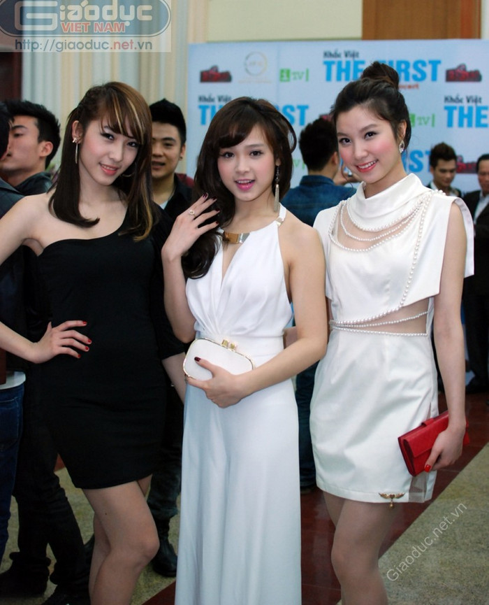 Nhìn gần hơn... thì những nét "hao hao" đó không còn. >> Ngắm hot girl Midu "bị" 5 chàng trai tán tỉnh