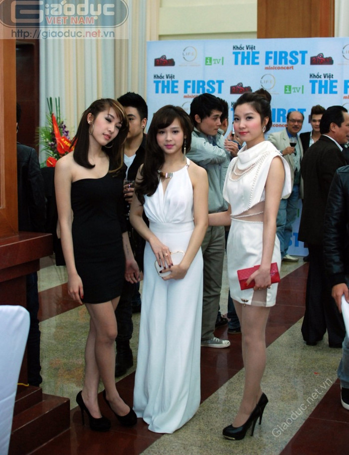 Bắt gặp ống kính, họ tự nhiên tạo dáng. >> Ngắm hot girl Midu "bị" 5 chàng trai tán tỉnh