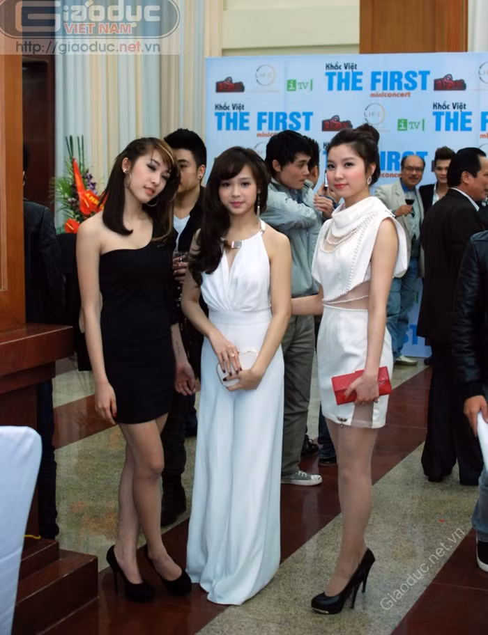 Bắt gặp ống kính, họ tự nhiên tạo dáng. >> Ngắm hot girl Midu "bị" 5 chàng trai tán tỉnh