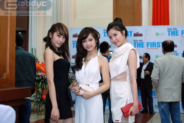 Nét duyên dáng này so với hot girl Midu có thể nói là "tám lạng, nửa cân" >> Ngắm hot girl Midu "bị" 5 chàng trai tán tỉnh