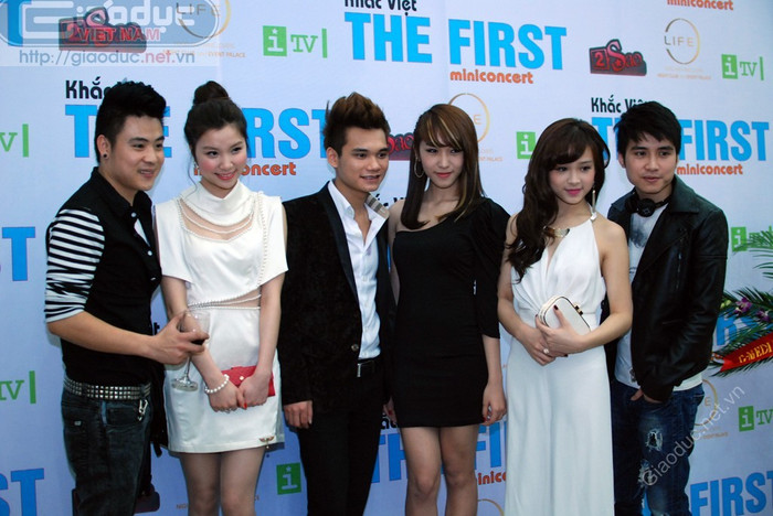 Cùng các bạn tạo dáng với Khắc Việt (thứ ba từ trái sang) >> Ngắm hot girl Midu "bị" 5 chàng trai tán tỉnh