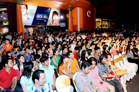 99 cặp tình nhân tham gia chương trình chia sẻ những lời yêu thương cùng nhau.