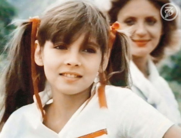 Inga Ilm, sinh năm 1971, diễn viên điện ảnh và sân khấu, đồng thời từng là người dẫn chương trình truyền hình và viết sách. Cô được tạp chí FHM (Anh) phiên bản Nga bình chọn là một trong 100 phụ nữ quyến rũ nhất hành tinh năm 2003 và 2004. Tại Việt Nam, cô được biết đến qua bộ phim giành cho trẻ em nổi tiếng Những cuộc phiêu lưu của Petrov và Vasechkina, thường và bất thường (1983) và Kỳ nghỉ của Petrov và Vasechkina, thường và bất thường (1974) trong vai Masha Startseva. Inga Ilm, sinh năm 1971, diễn viên điện ảnh và sân khấu, đồng thời từng là người dẫn chương trình truyền hình và viết sách. Cô được tạp chí FHM (Anh) phiên bản Nga bình chọn là một trong 100 phụ nữ quyến rũ nhất hành tinh năm 2003 và 2004. Tại Việt Nam, cô được biết đến qua bộ phim giành cho trẻ em nổi tiếng Những cuộc phiêu lưu của Petrov và Vasechkina, thường và bất thường (1983) và Kỳ nghỉ của Petrov và Vasechkina, thường và bất thường (1974) trong vai Masha Startseva.