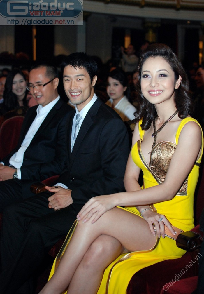 Đến lúc này thì Johnny Trí Nguyễn không thể "làm ngơ" được nữa, anh quay ra cười tươi tạo dáng bên cạnh người đẹp. Đến lúc này thì Johnny Trí Nguyễn không thể "làm ngơ" được nữa, anh quay ra cười tươi tạo dáng bên cạnh người đẹp.