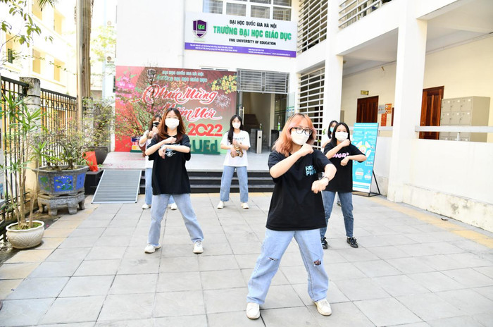 Những tiết mục văn nghệ của các sinh viên. Những tiết mục văn nghệ của các sinh viên.