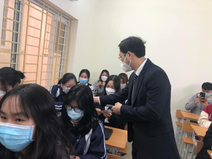 Nhân dịp đầu năm mới, thay mặt Ban Giám hiệu Phó Giáo sư, Tiến sĩ Phạm Văn Thuần và Tiến sĩ Nguyễn Đức Huy đã gửi tới các em sinh viên lời chúc, sức khỏe, may mắn và thành công trên con đường học tập. Những phần quà lì xì may mắn đầu năm cũng được đặc biệt gửi tới toàn thể các em sinh viên năm nhất. Nhân dịp đầu năm mới, thay mặt Ban Giám hiệu Phó Giáo sư, Tiến sĩ Phạm Văn Thuần và Tiến sĩ Nguyễn Đức Huy đã gửi tới các em sinh viên lời chúc, sức khỏe, may mắn và thành công trên con đường học tập. Những phần quà lì xì may mắn đầu năm cũng được đặc biệt gửi tới toàn thể các em sinh viên năm nhất.