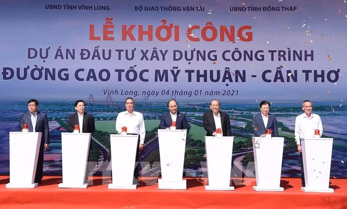 Thủ tướng và các đại biểu thực hiện nghi thức khởi công dự án. Ảnh: TTXVN