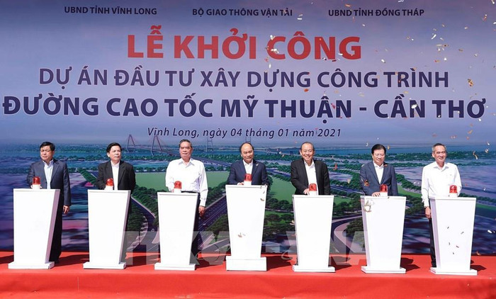 Thủ tướng và các đại biểu thực hiện nghi thức khởi công dự án. Ảnh: TTXVN Thủ tướng và các đại biểu thực hiện nghi thức khởi công dự án. Ảnh: TTXVN
