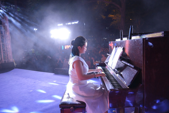 Học sinh Đỗ Trịnh Quỳnh Anh - Trường THPT Nguyễn An Ninh với tài năng đàn piano. Ảnh: Xuân Trường Học sinh Đỗ Trịnh Quỳnh Anh - Trường THPT Nguyễn An Ninh với tài năng đàn piano.JPG