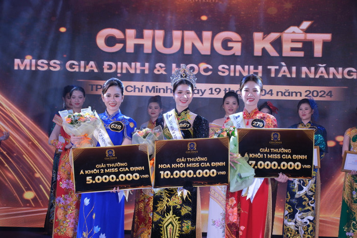 Hoa khôi Nguyễn Thị Hằng (giữa), Á khôi 1 Hà Gia Nghi (phải), Á khôi 2 Trần Ngọc Anh (trái). Ảnh: Xuân Trường. Hoa khôi Nguyễn Thị Hằng (giữa), Á khôi 1 Hà Gia Nghi (phải), Á khôi 2 Trần Ngọc Anh (trái). .JPG