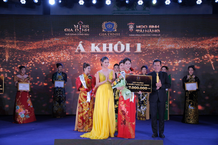 ThS.LS Trịnh Hữu Chung – Phó Hiệu trưởng Trường Đại học Gia Định và Á hậu Thanh Hoài trao giải cho Á khôi 1 Hà Gia Nghi. Ảnh: Xuân Trường ThS.LS Trịnh Hữu Chung – Phó Hiệu trưởng Trường Đại học Gia Định và Á hậu Thanh Hoài trao giải cho Á khôi 1 Hà Gia Nghi.JPG