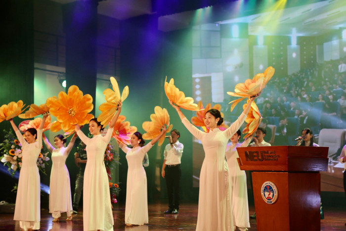 Mở đầu buổi lễ là các tiết mục văn nghệ do sinh viên Trường Đại học Kinh tế Quốc dân thể hiện.