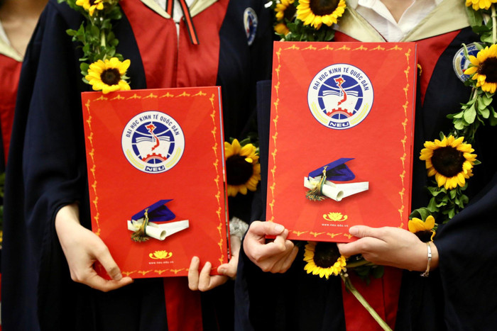 Trước đó, ngày 24/4, Trường Đại học Kinh tế Quốc dân đã tổ chức lễ trao bằng tốt nghiệp đại học hệ chính quy năm 2022 đợt 1 cho 3.841 tân cử nhân các ngành học của trường.