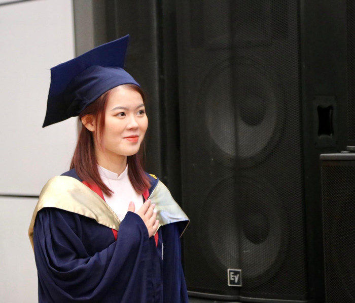 Tân cử nhân hồi hộp trước khi bước lên bục nhận bằng tốt nghiệp.