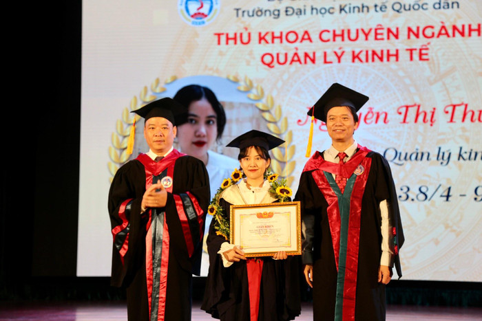 Đại diện nhà trường trao giấy khen cho thủ khoa tốt nghiệp xuất sắc.