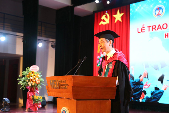 Phó Giáo sư, Tiến sĩ Bùi Đức Triệu - Trưởng phòng Quản lý đào tạo - thừa ủy quyền của Hiệu trưởng nhà trường công bố quyết định công nhận tốt nghiệp đại học.