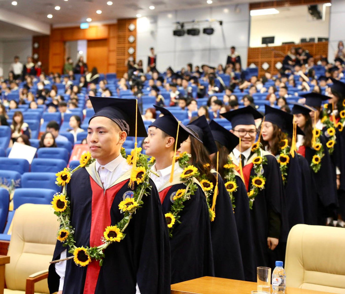 Trong số sinh viên nhận bằng tốt nghiệp đợt 2 của Trường Đại học Kinh tế Quốc dân có 352 sinh viên đạt kết quả học tập xuất sắc, 1.014 sinh viên đạt loại giỏi.