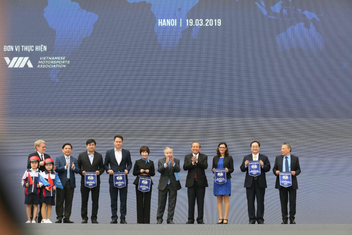 Đại diện các bên liên quan thể hiện cam kết đồng hành cùng chiến dịch. Ảnh: Vingroup Đại diện các bên liên quan thể hiện cam kết đồng hành cùng chiến dịch. Ảnh: Vingroup