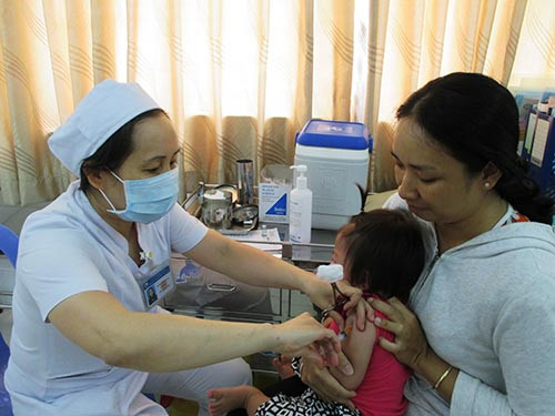 Tiêm vắc xin là cách ngừa bạch hầu hiệu quả. Ảnh: Người lao động. Tiêm vắc xin là cách ngừa bạch hầu hiệu quả. Ảnh: Người lao động.