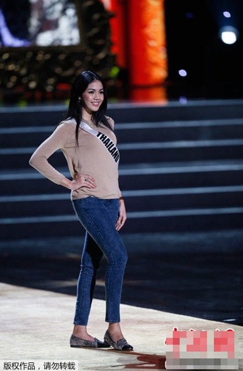 Người đẹp Thái Lan giản dị với quần bò và áo thun dài tay trong đêm tổng tuyệt Người đẹp Thái Lan giản dị với quần bò và áo thun dài tay trong đêm tổng tuyệt