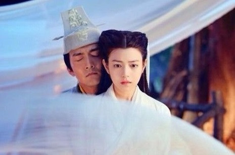 Doãn Chí Bình ôm Tiểu Long Nữ trong Tân thần điêu đại hiệp