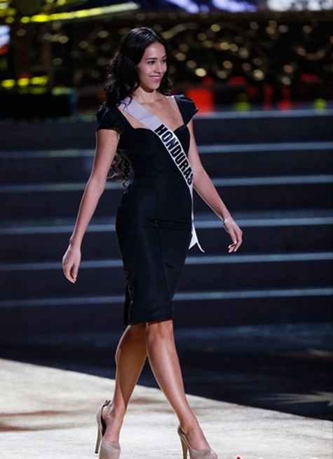 Người đẹp Honduras quyến rũ với váy đen trong đêm tổng duyệt Người đẹp Honduras quyến rũ với váy đen trong đêm tổng duyệt