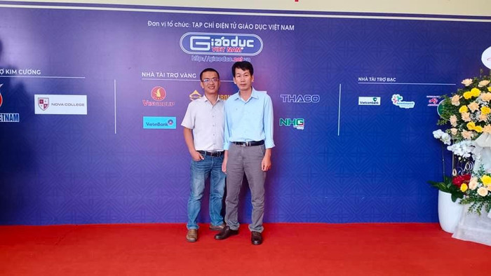 Thầy Nguyễn Văn Khánh (bên phải) - giáo viên tại tỉnh An Giang. (Ảnh: Nhân vật cung cấp) Thầy Nguyễn Văn Khánh (bên phải) - giáo viên tại tỉnh An Giang. (Ảnh: Nhân vật cung cấp)