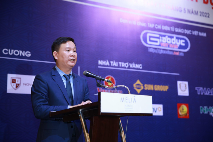 Nhà báo Nguyễn Tiến Bình - Phó Chủ tịch Hiệp hội Các trường đại học, cao đẳng Việt Nam, Tổng biên tập Tạp chí điện tử Giáo dục Việt Nam phát biểu tại lễ kỷ niệm. Nhà báo Nguyễn Tiến Bình - Phó Chủ tịch Hiệp hội Các trường đại học, cao đẳng Việt Nam, Tổng biên tập Tạp chí điện tử Giáo dục Việt Nam phát biểu tại lễ kỷ niệm.