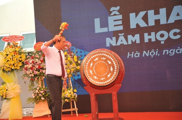 Phó Giáo sư, Tiến sĩ Nguyễn Thành Văn – Hiệu trưởng nhà trường đánh trống khai giảng năm học mới. Ảnh: Nhà trường cung cấp Phó Giáo sư, Tiến sĩ Nguyễn Thành Văn – Hiệu trưởng nhà trường đánh trống khai giảng năm học mới. Ảnh: Nhà trường cung cấp