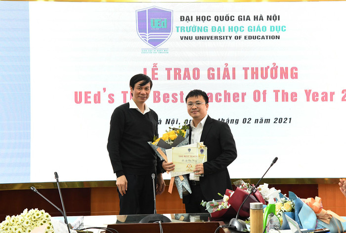 Giáo sư. Tiến sĩ Nguyễn Quý Thanh - Hiệu trưởng nhà trường (bên trái ảnh) trao giải cho Tiến sĩ Lê Thái Hưng - giảng viên Khoa Quản trị Chất lượng - Quán quân UEd's The Best Teacher of the Year 2020. Ảnh: Nhà trường cung cấp Giáo sư. Tiến sĩ Nguyễn Quý Thanh - Hiệu trưởng nhà trường (bên trái ảnh) trao giải cho Tiến sĩ Lê Thái Hưng - giảng viên Khoa Quản trị Chất lượng - Quán quân UEd's The Best Teacher of the Year 2020. Ảnh: Nhà trường cung cấp
