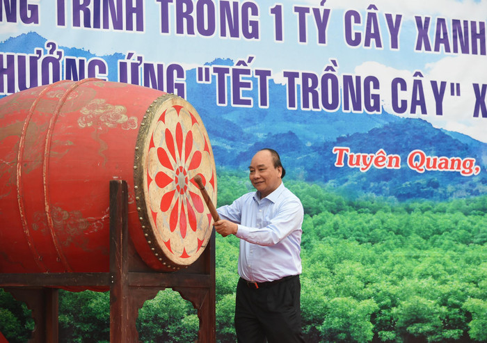 Thủ tướng phát động lễ trồng cây. Ảnh: VGP