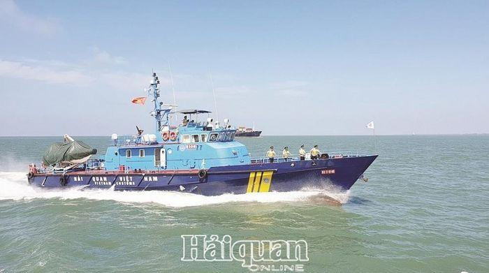 Biểu tượng hải quan được đặt ở mặt trước và phía trên hai bên thân cabin tàu ở độ cao dễ quan sát. Ảnh minh họa: Hải quan online Biểu tượng hải quan được đặt ở mặt trước và phía trên hai bên thân cabin tàu ở độ cao dễ quan sát. Ảnh minh họa: Hải quan online