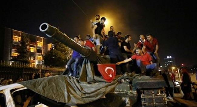 Hình ảnh xe tăng trên đường phố Ankara khi đảo chính. Ảnh: Reuters. Hình ảnh xe tăng trên đường phố Ankara khi đảo chính. Ảnh: Reuters.