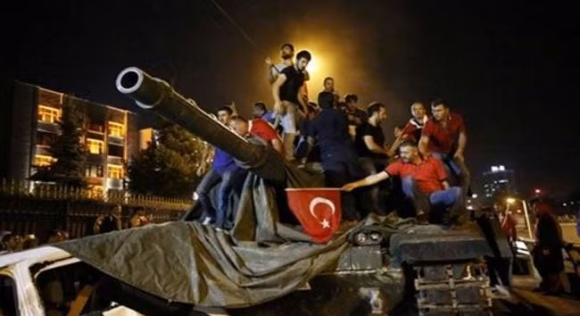 Hình ảnh xe tăng trên đường phố Ankara khi đảo chính. Ảnh: Reuters.