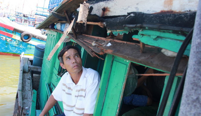 Một tàu cá Việt Nam bị tàu Trung Quốc đâm hỏng ở Hoàng Sa, ảnh: Báo Tuổi Trẻ / Trần Mai.