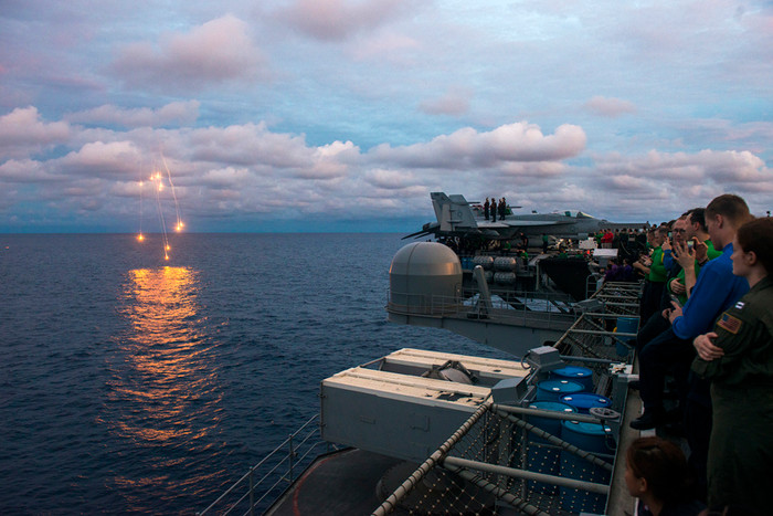 Tàu sân bay USS Ronald Reagan trong một hoạt động trên Biển Đông, ảnh minh họa: seahawkumitaka.wordpress.com. Tàu sân bay USS Ronald Reagan trong một hoạt động trên Biển Đông, ảnh minh họa: seahawkumitaka.wordpress.com.