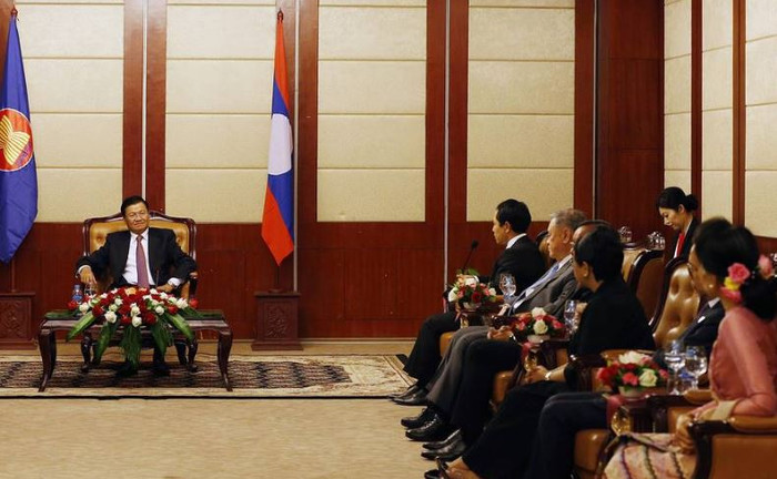 Thủ tướng Lào tiếp các Ngoại trưởng ASEAN, ảnh: WSJ. Thủ tướng Lào tiếp các Ngoại trưởng ASEAN, ảnh: WSJ.