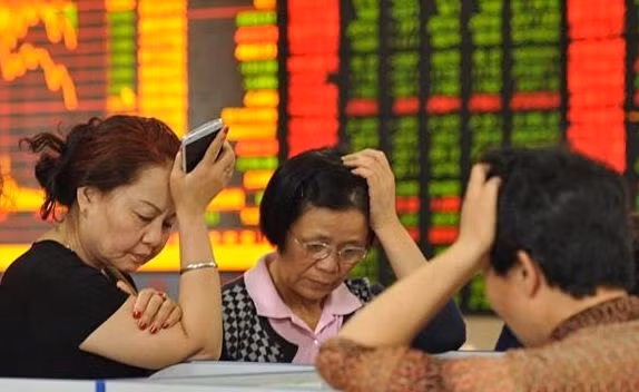 Tiền tệ mất giá, kinh tế suy giảm, cuộc sống của người dân Trung Quốc sẽ khó khăn hơn nhiều. Ảnh: Internet