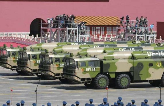 Tên lửa DF-16 xuất hiện lần đầu tiên trước công chúng trong duyệt binh ngày 3/9 năm ngoái. Ảnh: SCMP. Tên lửa DF-16 xuất hiện lần đầu tiên trước công chúng trong duyệt binh ngày 3/9 năm ngoái. Ảnh: SCMP.