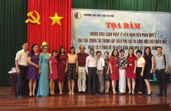 Tiến sĩ Trần Công Trục chụp ảnh lưu niệm cùng một số thầy và trò Đại học Luật Hà Nội sau buổi tọa đàm. Ảnh do tác giả cung cấp.