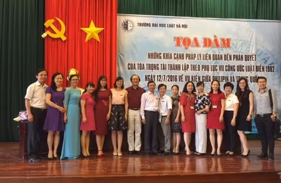 Tiến sĩ Trần Công Trục chụp ảnh lưu niệm cùng một số thầy và trò Đại học Luật Hà Nội sau buổi tọa đàm. Ảnh do tác giả cung cấp.