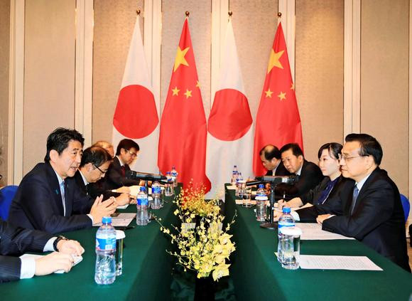 Thủ tướng Nhật Bản Shinzo Abe hội đàm với người đồng cấp Trung Quốc Lý Khắc Cường bên lề hội nghị thượng đỉnh Á - Âu tại Mông Cổ, ảnh: Nikkei Asian Review. Thủ tướng Nhật Bản Shinzo Abe hội đàm với người đồng cấp Trung Quốc Lý Khắc Cường bên lề hội nghị thượng đỉnh Á - Âu tại Mông Cổ, ảnh: Nikkei Asian Review.