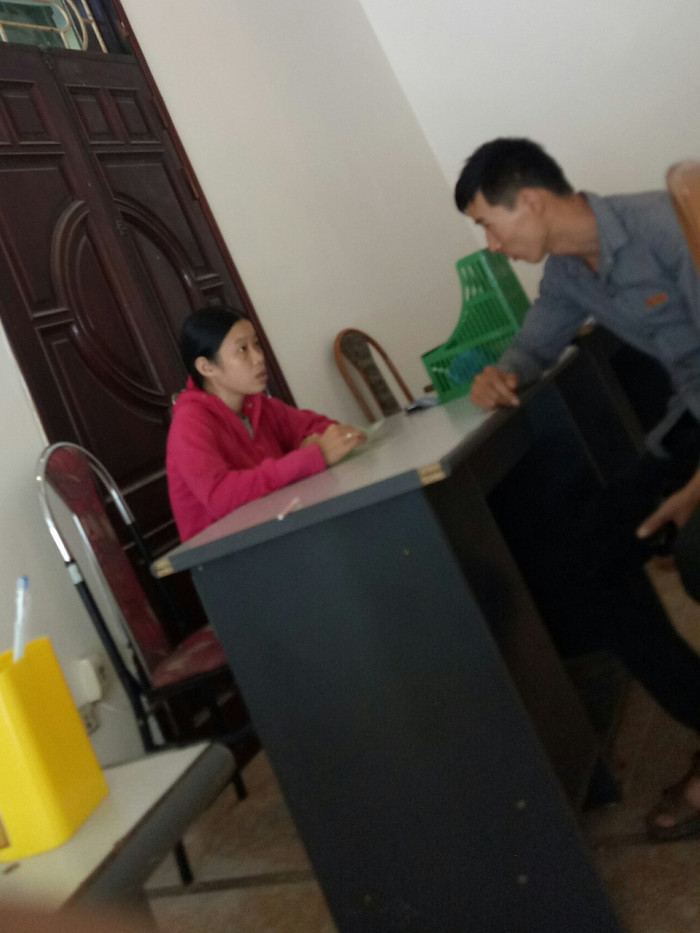 Theo chị Th., nạn nhân của nhóm này xác nhận, đối tượng ký vào hóa đơn của chị có tên Lê Ngọc Mai, người phụ nữ mặc áo đỏ trong ảnh (Ảnh: Hữu Chí) Theo chị Th., nạn nhân của nhóm này xác nhận, đối tượng ký vào hóa đơn của chị có tên Lê Ngọc Mai, người phụ nữ mặc áo đỏ trong ảnh (Ảnh: Hữu Chí)