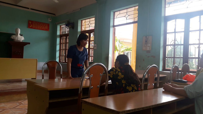 Bà Lê Thị Thu Thủy - Hiệu trưởng Trường tiểu học Đặng Cương trong buổi làm việc với phụ huynh. (Ảnh phụ huynh học sinh cung cấp). Bà Lê Thị Thu Thủy - Hiệu trưởng Trường tiểu học Đặng Cương trong buổi làm việc với phụ huynh. (Ảnh phụ huynh học sinh cung cấp).