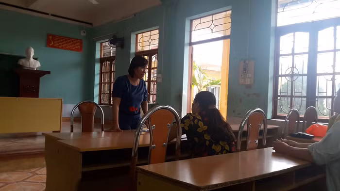Bà Lê Thị Thu Thủy - Hiệu trưởng Trường tiểu học Đặng Cương trong buổi làm việc với phụ huynh. (Ảnh phụ huynh học sinh cung cấp).