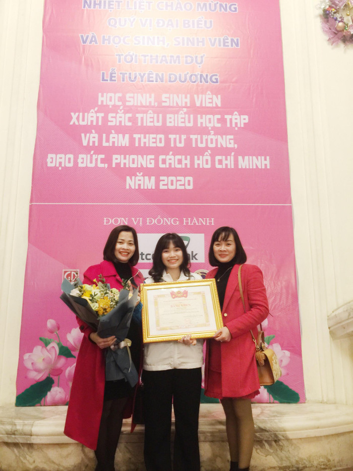 Em Trần Tuệ Tâm và người thân tại lễ "Tuyên dương Học sinh sinh viên xuất sắc tiêu biểu học tập và làm theo tư tưởng, đạo đức, phong cách Hồ Chí Minh”. Ảnh: NVCC Em Trần Tuệ Tâm và người thân tại lễ "Tuyên dương Học sinh sinh viên xuất sắc tiêu biểu học tập và làm theo tư tưởng, đạo đức, phong cách Hồ Chí Minh”. Ảnh: NVCC