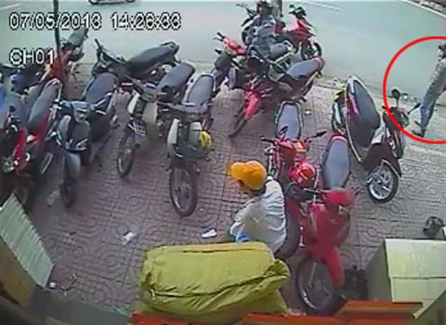 Tên trộm đứng quan sát, ngó nghiêng.