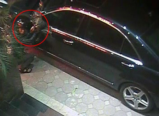 Tên trộm đang gỡ vỏ bọc bảo vệ để bẻ gương. Ảnh: chụp từ clip Tên trộm đang gỡ vỏ bọc bảo vệ để bẻ gương. Ảnh: chụp từ clip