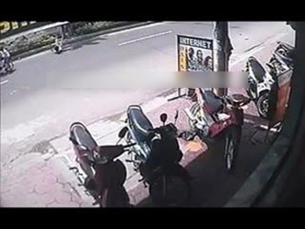 Người đàn ông bị ngã đập đầu xuống lòng đường